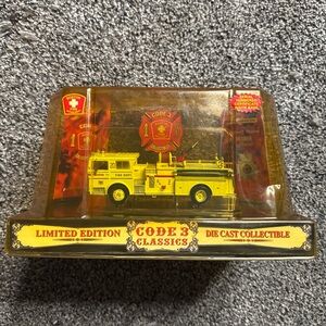 CODE 3 Collectibles Boston Fire Department Ward Lafrance Pumper 12393 Yellowing